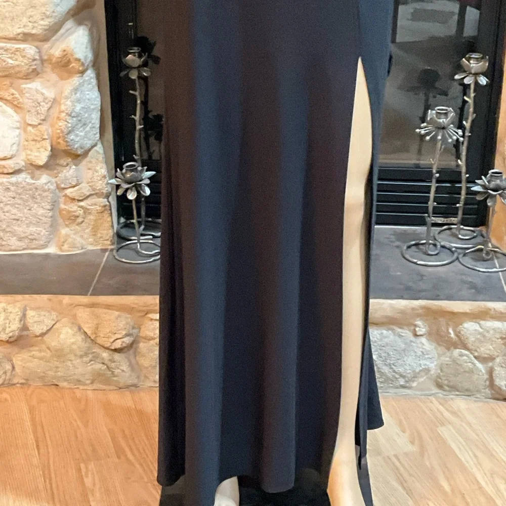 Nightway Elegant Black Evening Gown with slit and cut out shoulders - Picture 8 of 10